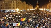 Flori şi ciocolată pentru jandarmii din Piaţa Victoriei din Timişoara, unde s-au adunat aproximativ 25.000 de oameni