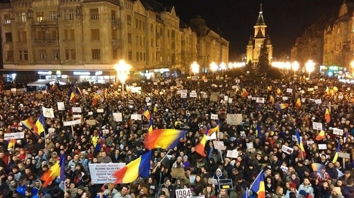 Flori şi ciocolată pentru jandarmii din Piaţa Victoriei din Timişoara, unde s-au adunat aproximativ 25.000 de oameni