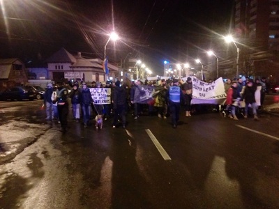 Incident la protestul de la Galaţi: Un tânăr din mulţime a aruncat cu gheaţă, fiind ridicat de jandarmi şi dus la Poliţie