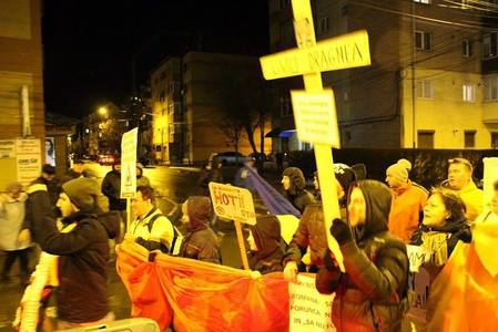 Alba Iulia: Peste  3.000 de oameni la protest, afişând o cruce cu numele şi poza lui Dragnea pe ea