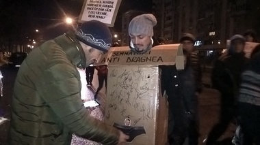 Ploieşti: Jandarmii, aplaudaţi de către manifestanţi la finalul unui protest care a durat şase ore