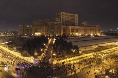 UPDATE A cincea zi de proteste. Aproximativ 40.000 de manifestanţi au ajuns la Piaţa Victoriei şi s-au alăturat celor care nu au mers în marşul de la Palatul Parlamentului. 60.000 de oameni la protest în faţa Guvernului LIVE VIDEO, FOTO