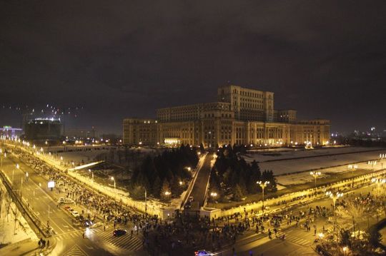 Lanţ uman în jurul Parlamentului (Foto: Inquam Photos / Liviu Albei)