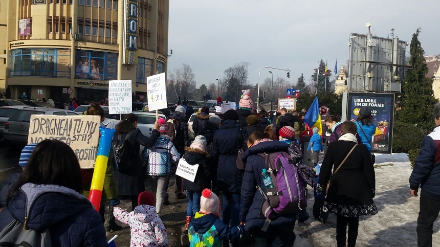 Sute de părinţi şi copii au ieşit în stradă la Braşov: "Mama lui Dragnea, îl lăsaţi pe Liviu afară? Nu, că fură. Altă întrebare?". Jandarmii le-au oferit bomboane micuţilor