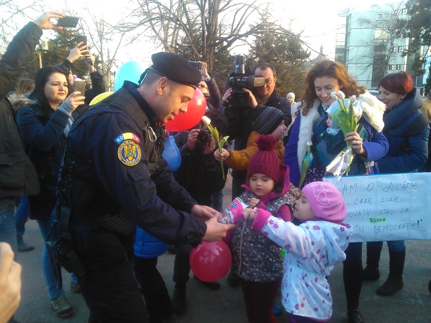 Constanţa: Peste o sută de părinţi şi copiii lor, la un protest faţă de Guvern. Jandarmii le-au dat copiilor bomboane, iar aceştia le-au oferit flori