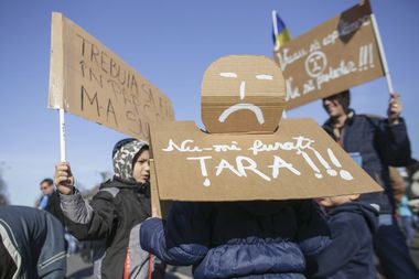 REPORTAJ - Ingineri, profesori, corporatişti, casnice şi lucrători în comerţ, la protestul pentru părinţi şi copii: ”Guvernanţii fac legi pentru ei”, ”Ne-am gândit să emigrăm”, ”Părinţii cred că suntem manipulaţi”