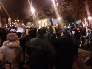 Peste o mie de persoane au blocat circulaţia în zona centrală a Galaţiului şi cer anularea Ordonanţei privind codurile penale