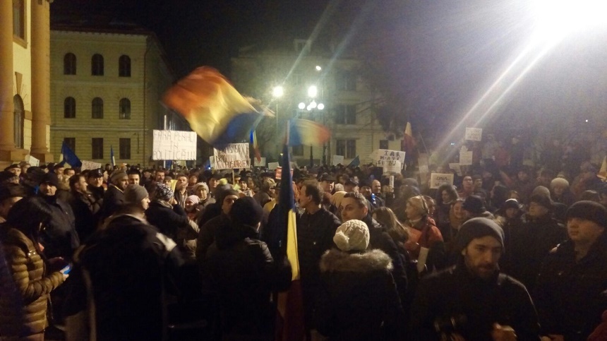 Peste 2.000 de oameni au ieşit în stradă la Braşov şi pornesc într-un marş pe străzile oraşului