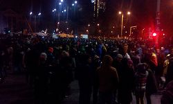 Peste 3.000 de ieşeni protestează în Piaţa Unirii. Statuia lui Cuza, împrejmuită cu garduri metalice pentru ca manifestanţii să nu se urce pe monument