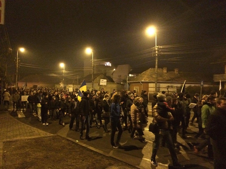 Alba Iulia: Peste 1.000 de oameni protestează la Alba Iulia scandând "Nu plecăm acasă/ Până nu veţi abroga ordonanţa voastră!”