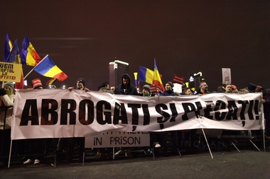 A cincea zi de proteste în Piaţa Victoriei, care a scos în stradă un număr record de manifestanţi, peste 170.000, s-a încheiat. Sute de mii de oameni au ieşit în stradă şi în ţară VIDEO, FOTO