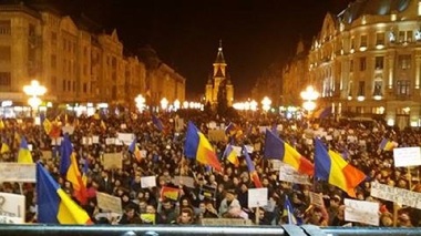 Aproximativ 4.000 de persoane s-au adunat în Piaţa Victoriei din Timişoara pentru a protesta din nou faţă de deciziile Guvernului