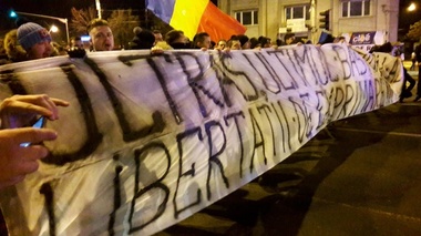”Ultraşi” din galeria echipei de fotbal Petrolul participă la proteste alături de peste 2.000 de ploieşteni.Ei scandează”Ultras-ul nu e infractor şi nici ţap ispăşitor”
