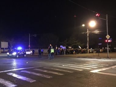 Aproximativ 1.000 de persoane protestează şi la Buzău. Manifestanţii sunt mai mulţi ca în serile precedente