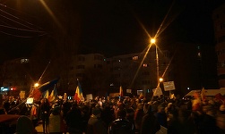 Peste 10.000 de manifestanţi au protestat în faţa sediului PSD Constanţa