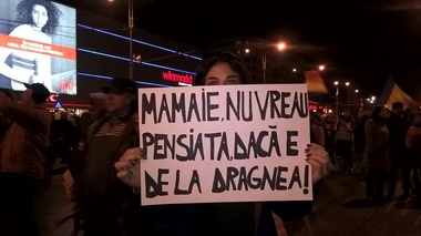 Peste 8.000 de ploieşteni au ieşit în stradă, oamenii continuând să vină la protest şi după ce s-a anunţat că Guvernul va abroga ordonanţa