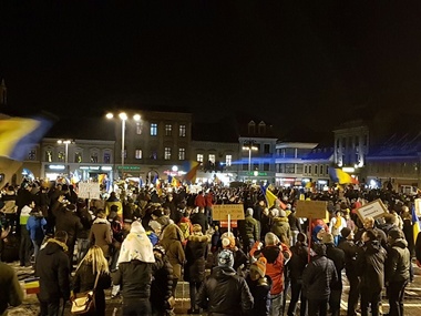 Aproximativ 15.000 de oameni au fost în stradă la Braşov. Proiecţii anti-PSD în Piaţa Sfatului