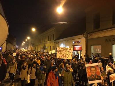Cluj-Napoca: Aproximativ 40.000 de persoane au protestat scandând "Anulaţi şi plecaţi!”. Un grup de studenţi a plecat spre Bucureşti