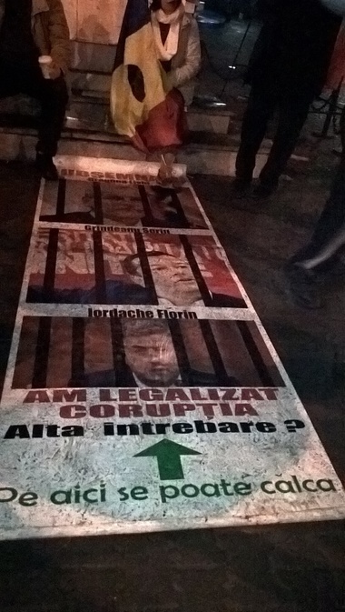 Banner cu chipurile lui Dragnea, Grindeanu şi Iordache, întins în centrul Ploieştiului pentru a fi călcat