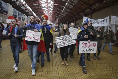 Zeci de studenţi din Cluj au ajuns în Gara de Nord, pentru a participa la protestele din Piaţa Victoriei. Prima oprire, la DNA: "Dragnea, nu uita, te aşteaptă Laura". FOTO. VIDEO