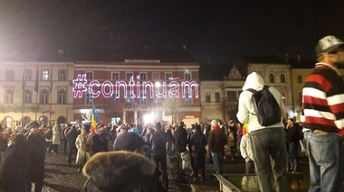 Aproape 3.000 de clujeni au început să se adune în Piaţa Unirii din municipiu
