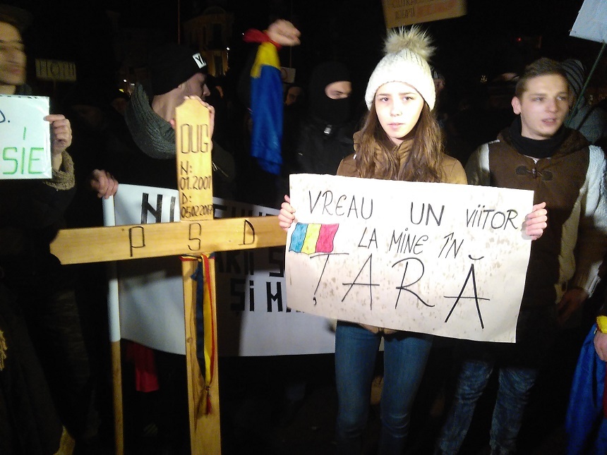 Peste 500 de constănţeni au început să se strângă în faţa Prefecturii cerând demisia Guvernului. "O nouă revoluţie un loc de evoluţie", scrie pe o pancartă - FOTO