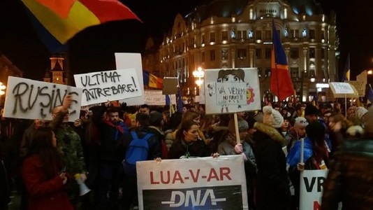 Peste 4.000 de timişoreni la un nou protest început cu intonarea Imnului Naţional. Oamenii sosesc în Piaţa Victoriei din toate cartierele oraşului. Primarul Robu, la protest