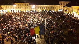 Peste 8.000 de oameni la Sibiu, în pofida abrogării ordonanţei. Pancartă înfăţişând o carte intitulată \