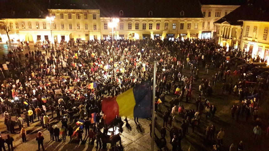 Peste 8.000 de oameni la Sibiu, în pofida abrogării ordonanţei. Pancartă înfăţişând o carte  intitulată "De la Bombonica la Mititica", unde Liviu Dragnea apare ca autor