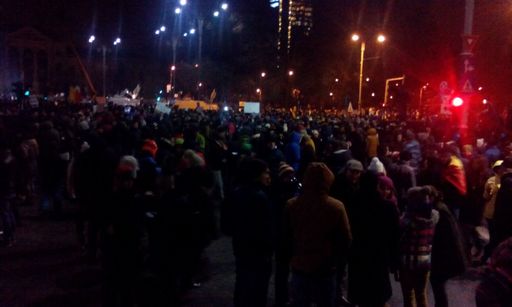 Peste 12.000 de ieşeni mărşăluiesc pe străzile Iaşiului, în fruntea coloanei aflându-se tineri cu două coroane pe care scrie: "RIP -PSD"