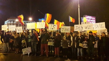 Sibiu: Peste 15.000 de oameni scandează ”Colectiv” şi poartă acelaşi mesaj ca la protestele din 2015 - ”The day we give 