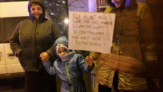 Sibiu: „Eu sunt mic, dar mă fac mare, şi-am să lupt în continuare. Mai aveţi altă-ntrebare?, scriu copiii pe pancarte