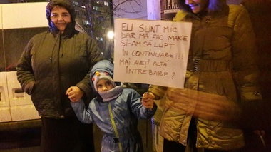 Sibiu: „Eu sunt mic, dar mă fac mare, şi-am să lupt în continuare. Mai aveţi altă-ntrebare?, scriu copiii pe pancarte