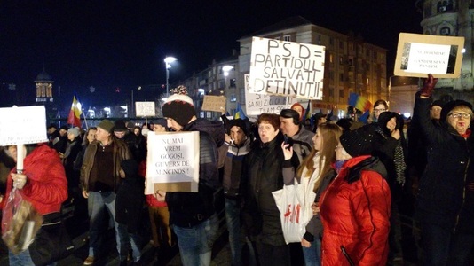 Peste 3.000 de craioveni cer demisia Guvernului Grindeanu.  "Olguţo, ciocu' mic, nu ne sperii cu nimic", scrie pe unul dintre afişele protestatarilor.