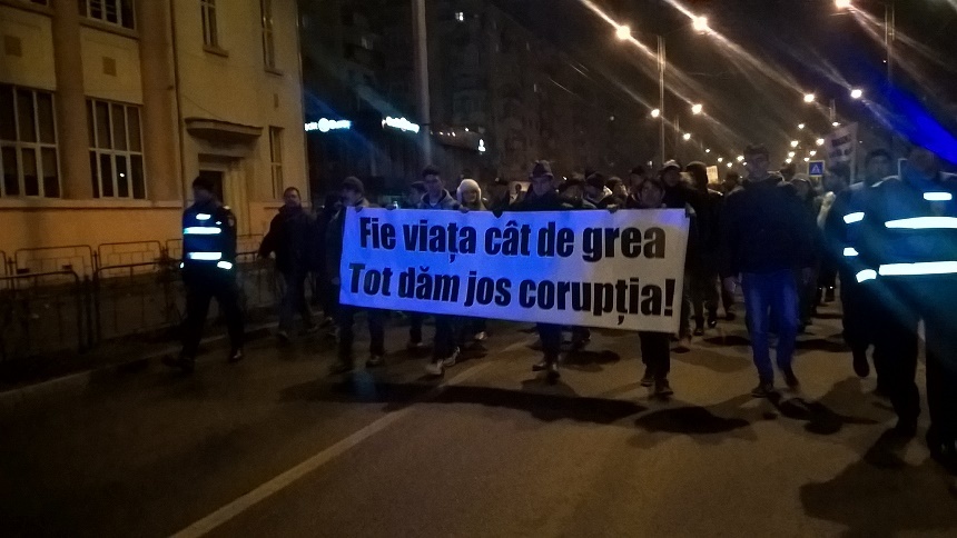 Numărul protestatarilor de la Ploieşti s-a dublat, depăşind 6.000. Ciobănesc german cu o pancartă pe care scrie: ”Sunt neagră de supărare” - VIDEO