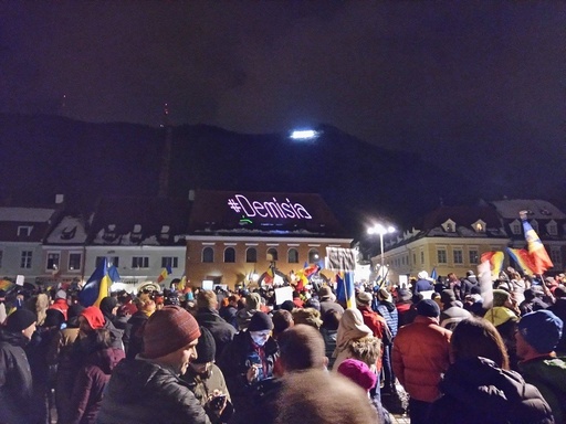Peste 10.000 de braşoveni în Piaţa Sfatului. Oamenii cer demisia Guvernului