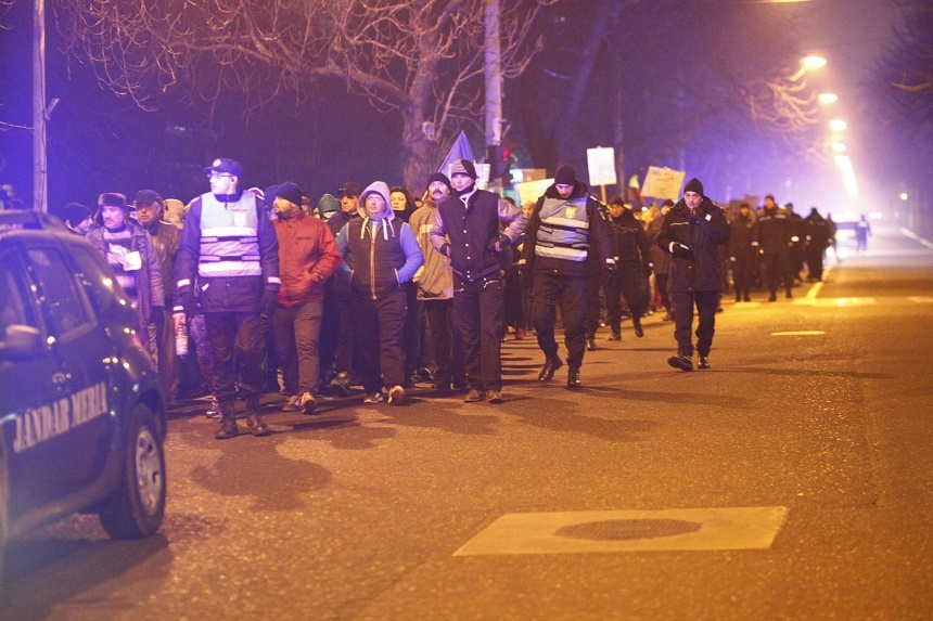 Aproximativ 400 de persoane au protestat şi la Buzău scandând lozinci împotriva PSD şi a Guvernului Grindeanu