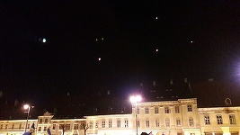 Manifestanţii de la Sibiu au intonat Imnul Naţional în Piaţa Mare şi au lansat lampioane