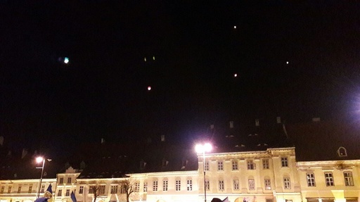 Manifestanţii de la Sibiu au intonat Imnul Naţional în Piaţa Mare şi au lansat lampioane