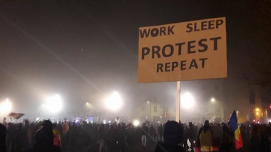 Protest istoric la Cluj, cu aproape 50.000 de oameni. Ultimii manifestanţi au plecat din Piaţa Unirii în jurul orei 23.30