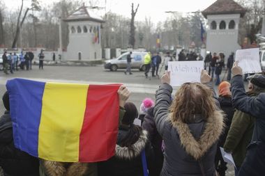 Numărul protestatarilor de la Cotroceni a trecut de 400; circulaţia în zonă este îngreunată