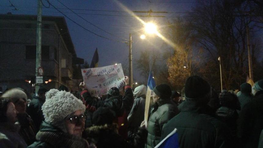Peste 500 de oameni protestează în faţa Palatului Cotroceni; unul dintre ei a venit cu un pui de cucuvea