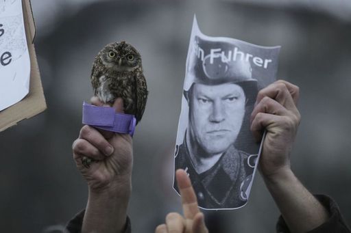Peste 2.000 de oameni strigă la Palatul Cotroceni ”Respectaţi votul românilor”