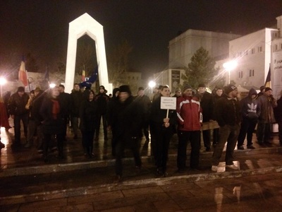 Peste 250 de persoane s-au adunat în zona centrală a municipiului Galaţi pentru a şaptea seară consecutiv