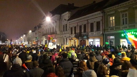 Nou protest în Cluj-Napoca, aproximativ 1.000 de oameni scandează în Piaţa Unirii ”Jos Guvernul!” şi ”Demisia!”
