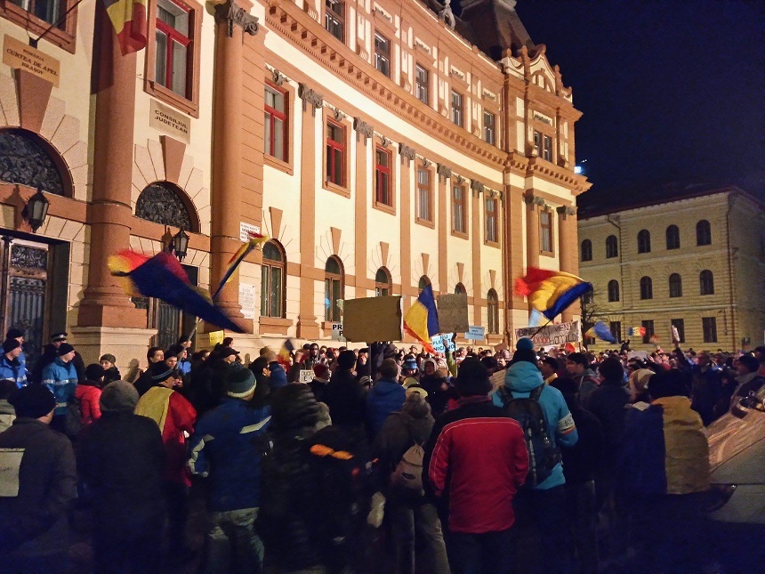 Peste 500 de persoane în faţa Prefecturii Braşov. Oamenii cer demisia Guvernului: "Garanţia noastră e plecarea voastră“ - VIDEO