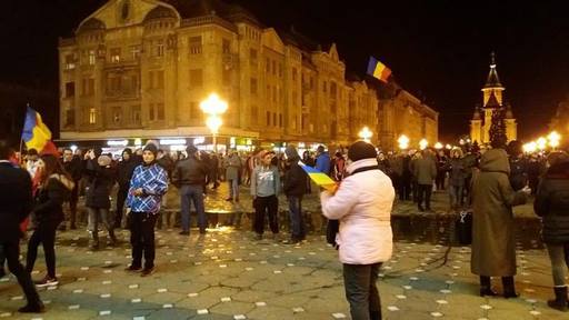 Peste o mie de oameni protestează în Timişoara; manifestanţii au citit şi o listă cu opt revedincări