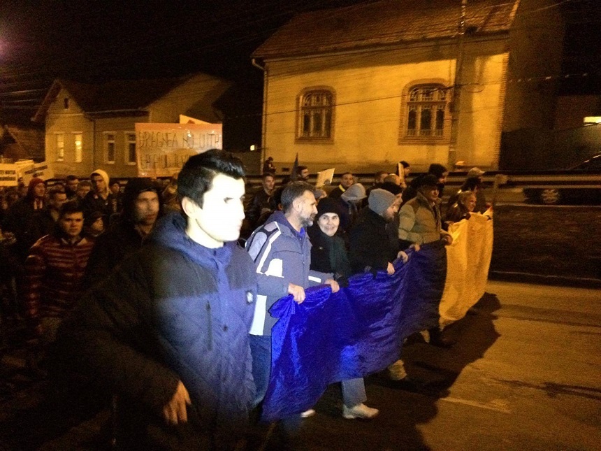 Alba Iulia: Peste 200 de oameni la un "marş al luminii” cu lanterne şi lasere cerând demisia Guvernului