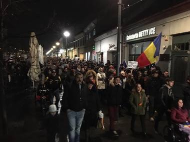 Numărul manifestanţilor din Cluj-Napoca depăşeşte 7.000; protestatarii au încheiat marşul prin oraş şi s-au întors în Piaţa Unirii
