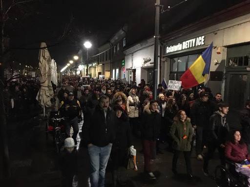 Numărul manifestanţilor din Cluj-Napoca depăşeşte 7.000; protestatarii au încheiat marşul prin oraş şi s-au întors în Piaţa Unirii
